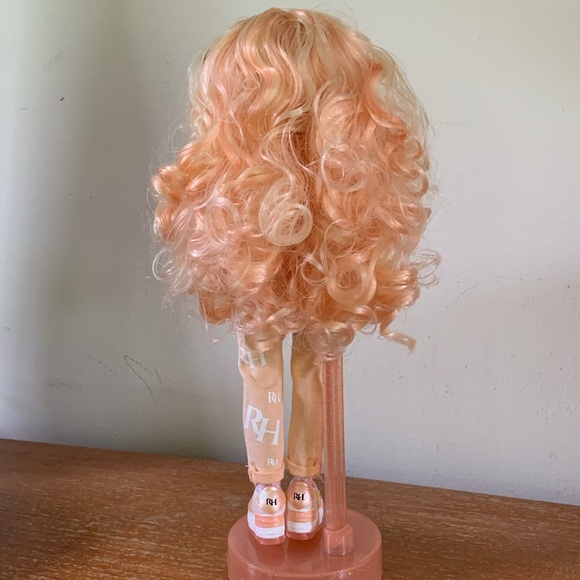 Rainbow High Georgia Bloom Doll - Picture 7 of 8